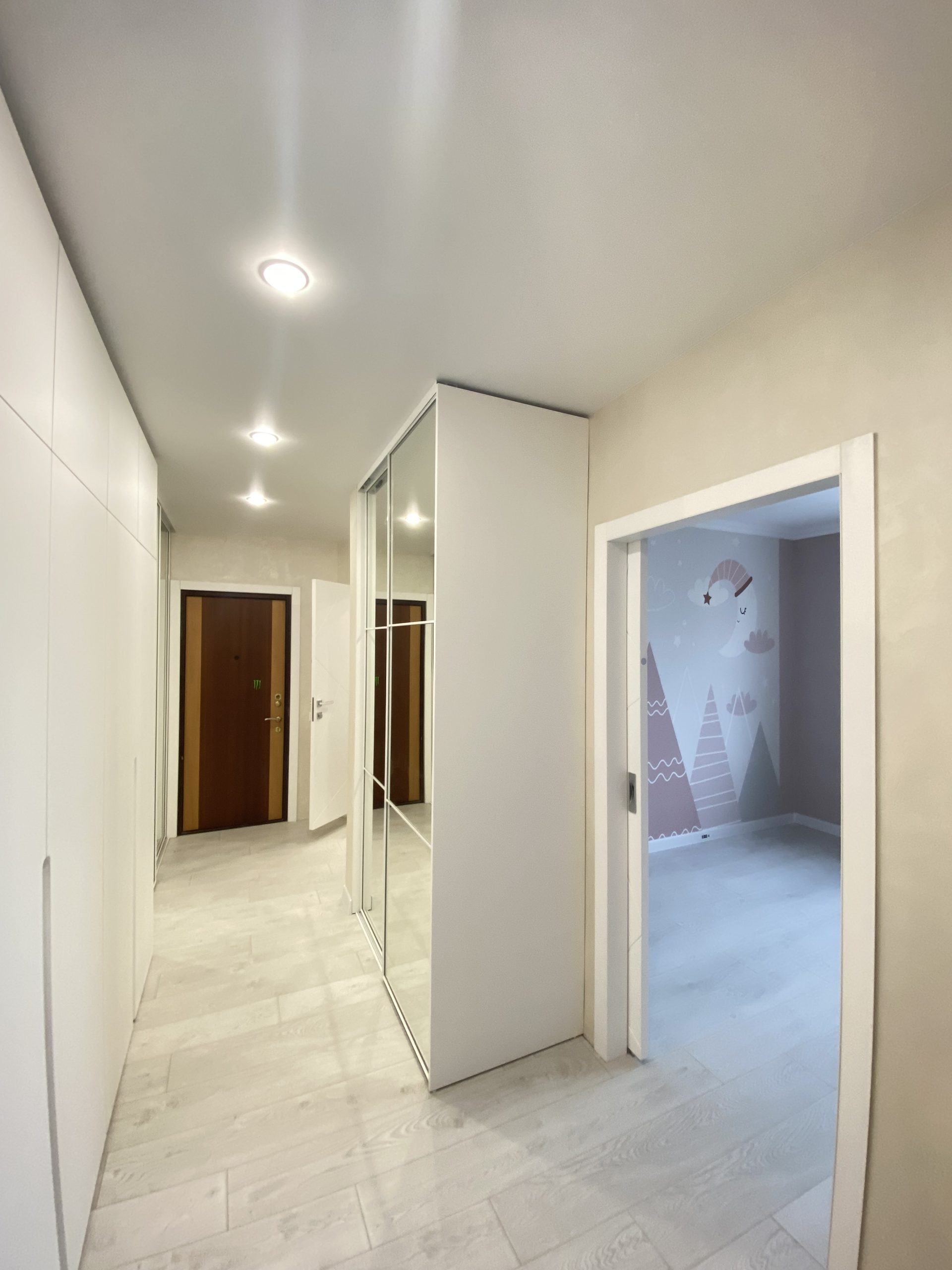 коридор,  Современный ремонт и дизайн квартир имеет множество тенденций и разновидностей, с помощью которых можно превратить свою жилплощадь в настоящий стилистический шедевр используя современные технологий и новейшие отделочные материалы.  